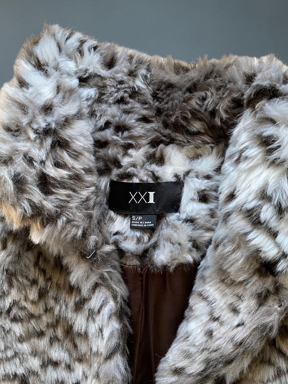 Forever 21 XXI Womens Vest S Lined Faux Fur Snow Leopard Spotted Grey Winter - Picture 3 of 6